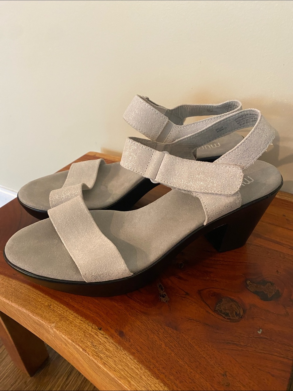 Munro Willa Metallic Wedge Sandals in a neutral color size 11 suede strappy